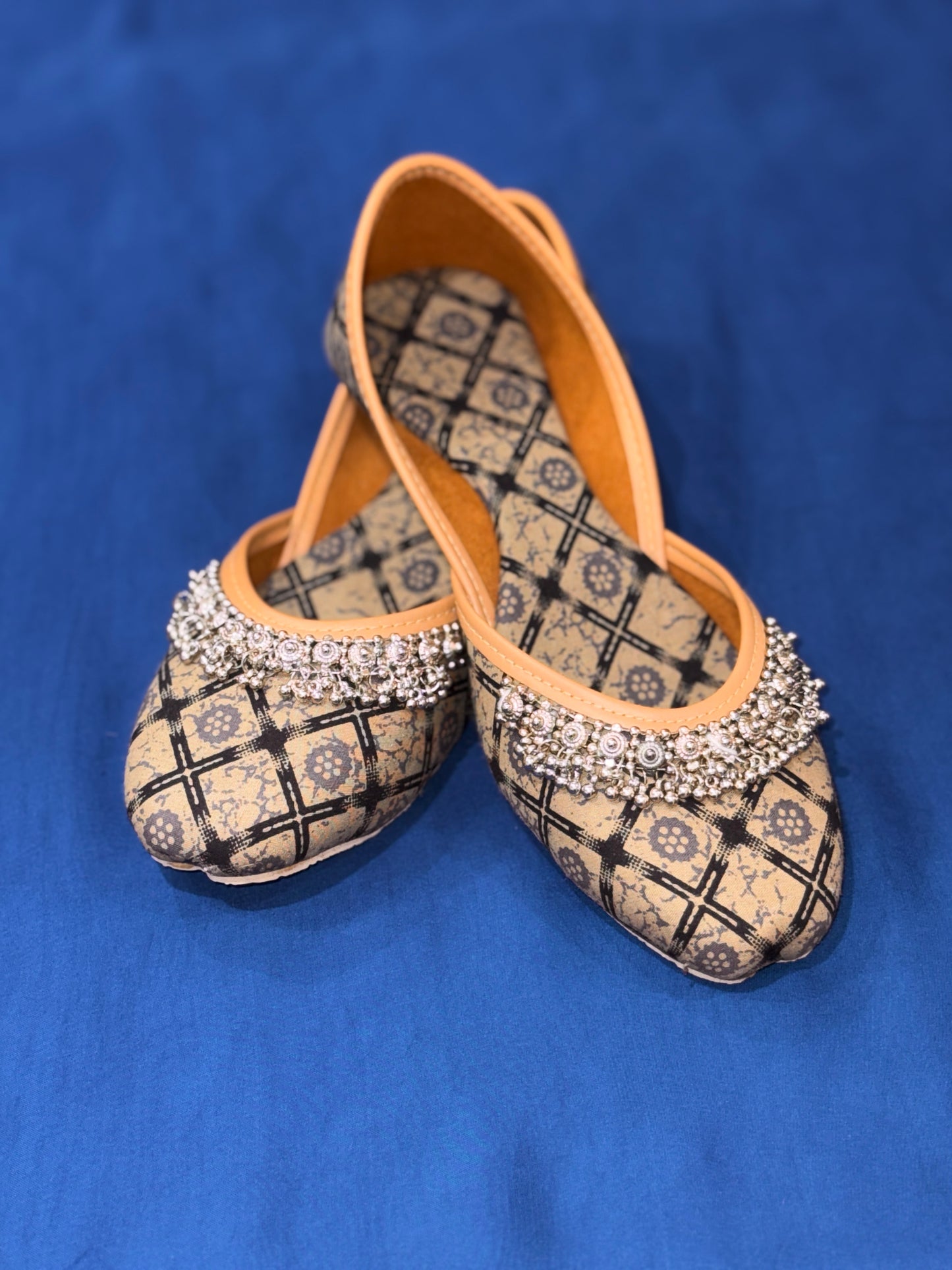 Beige Printed Ghungroo Mojri
